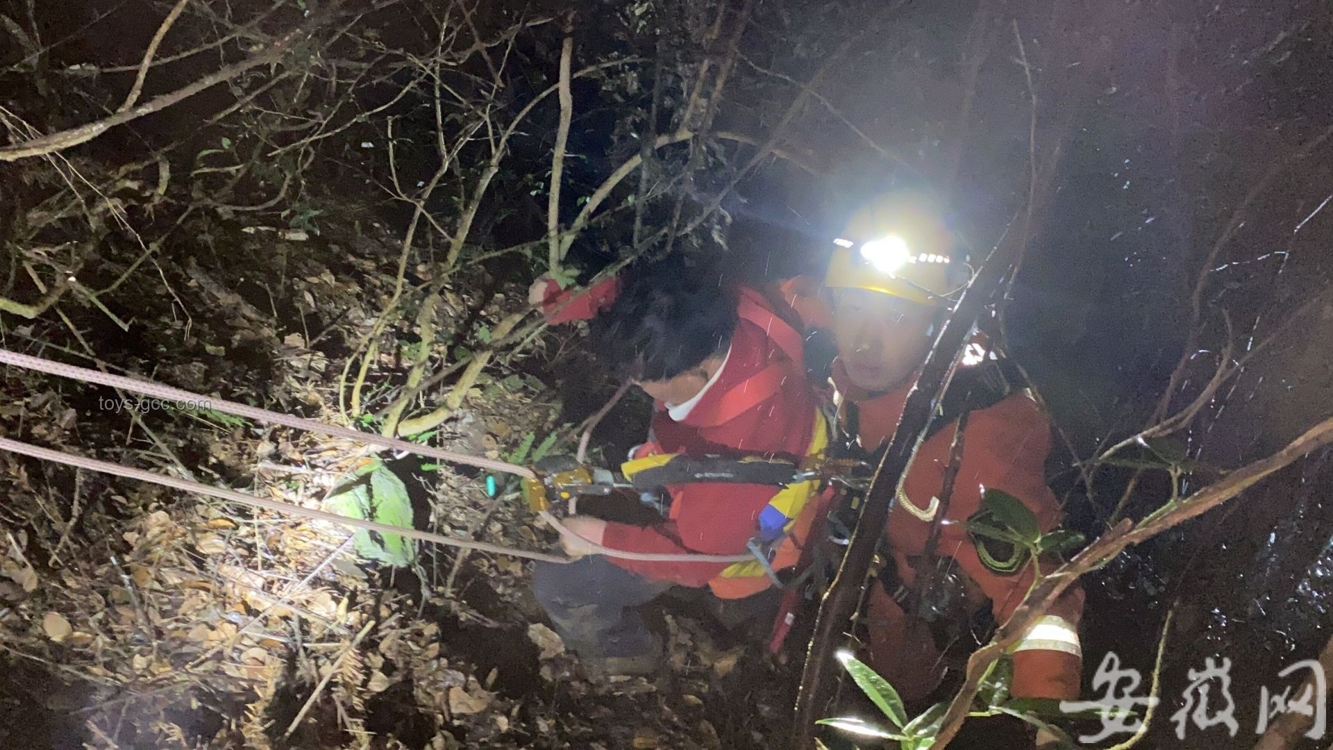 退休教授雨夜爬山安全警示